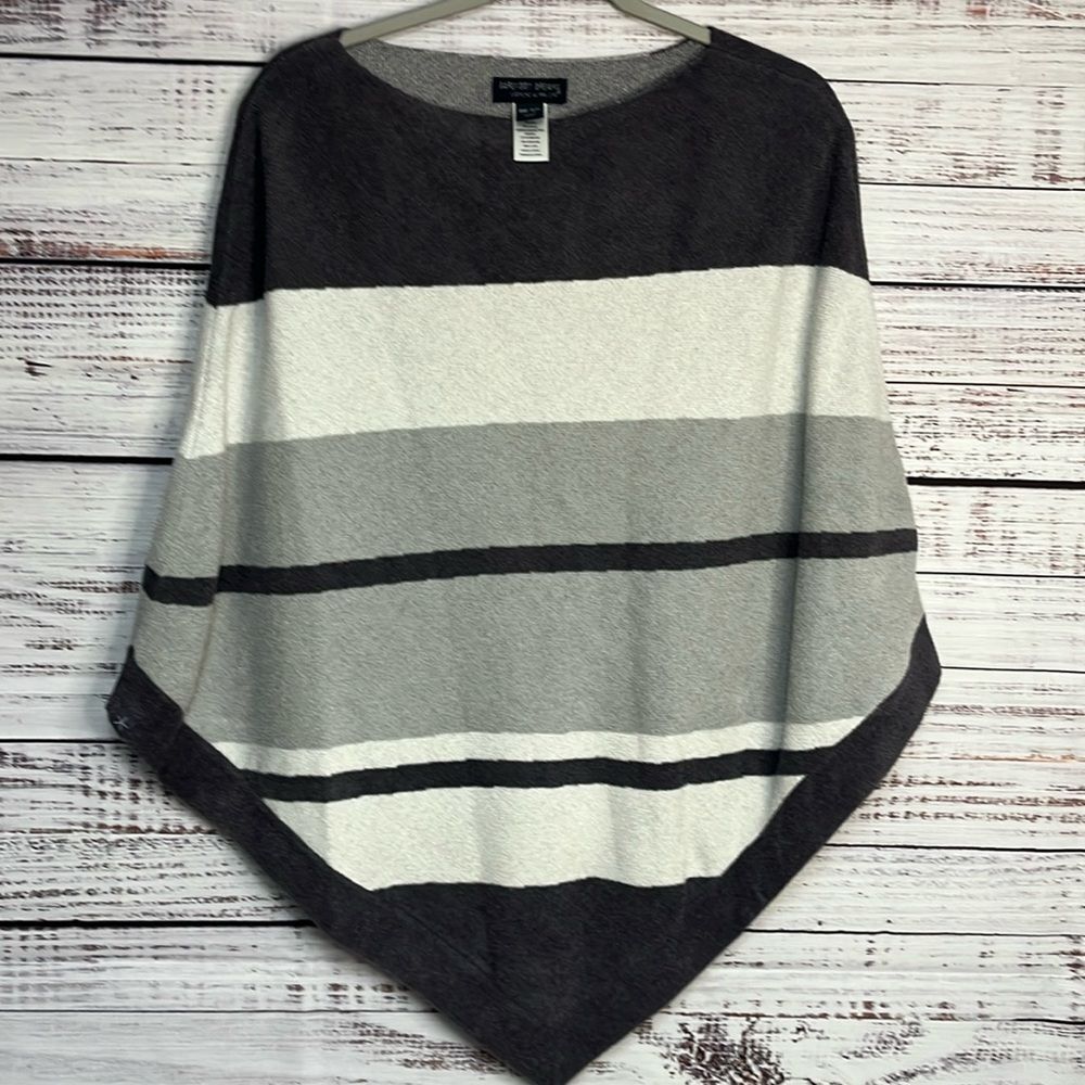 EUC Barefoot Dreams CozyChic Ultra Lite Ocean Breeze Poncho Grey Stripe OS S/M/L